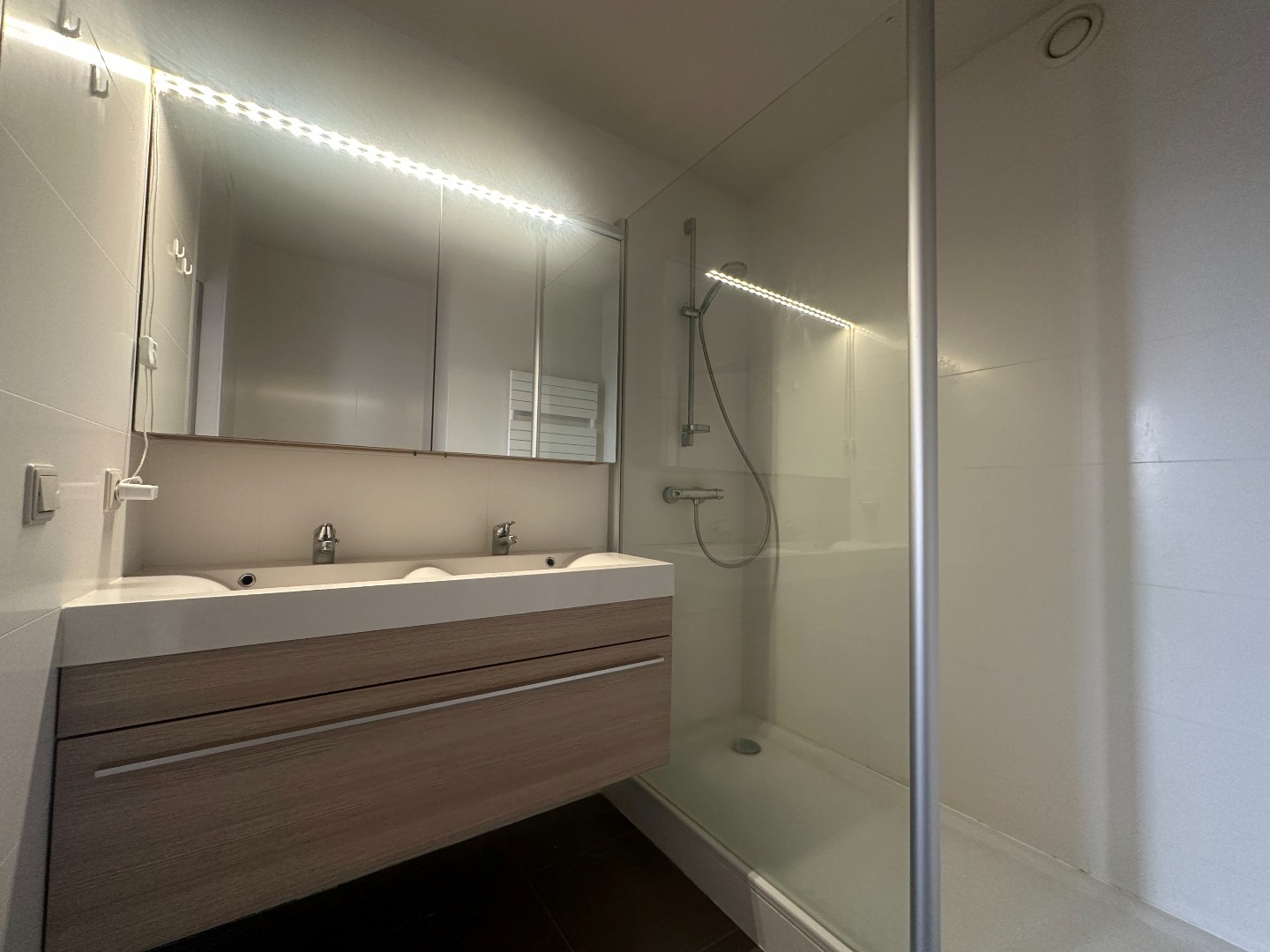 Prachtig gelegen appartement met 2 slpk, zonneterras(sen) en garage, Diksmuide. 