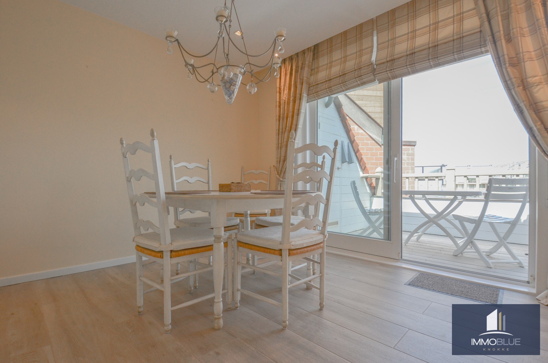 Stijlvol duplexappartement met zonnige terrassen en open zicht op de villa’s van het Zoute. 