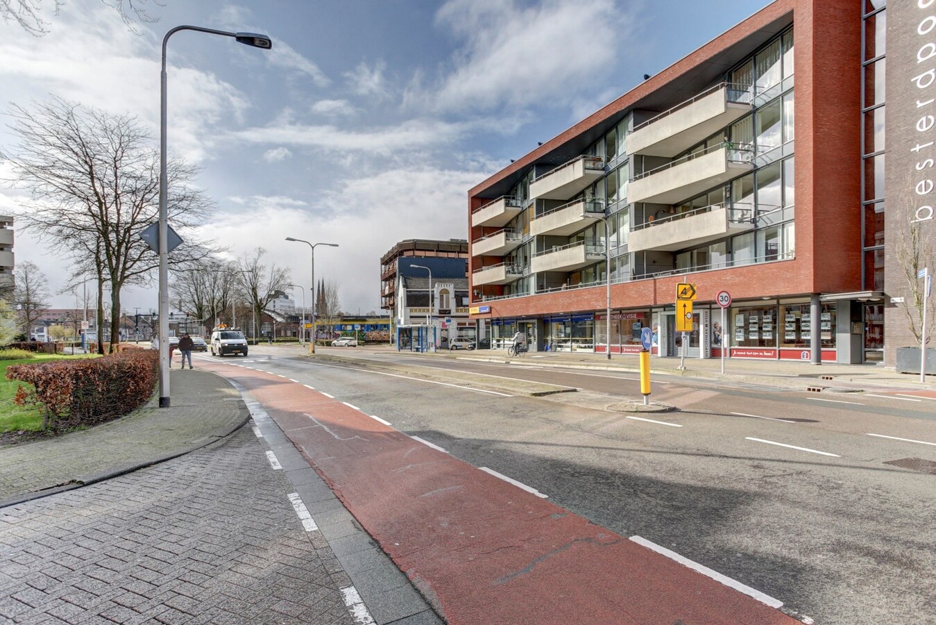 Gelegen in Tilburg ligt dit bijzondere en ruime appartement aan de Besterdring. 