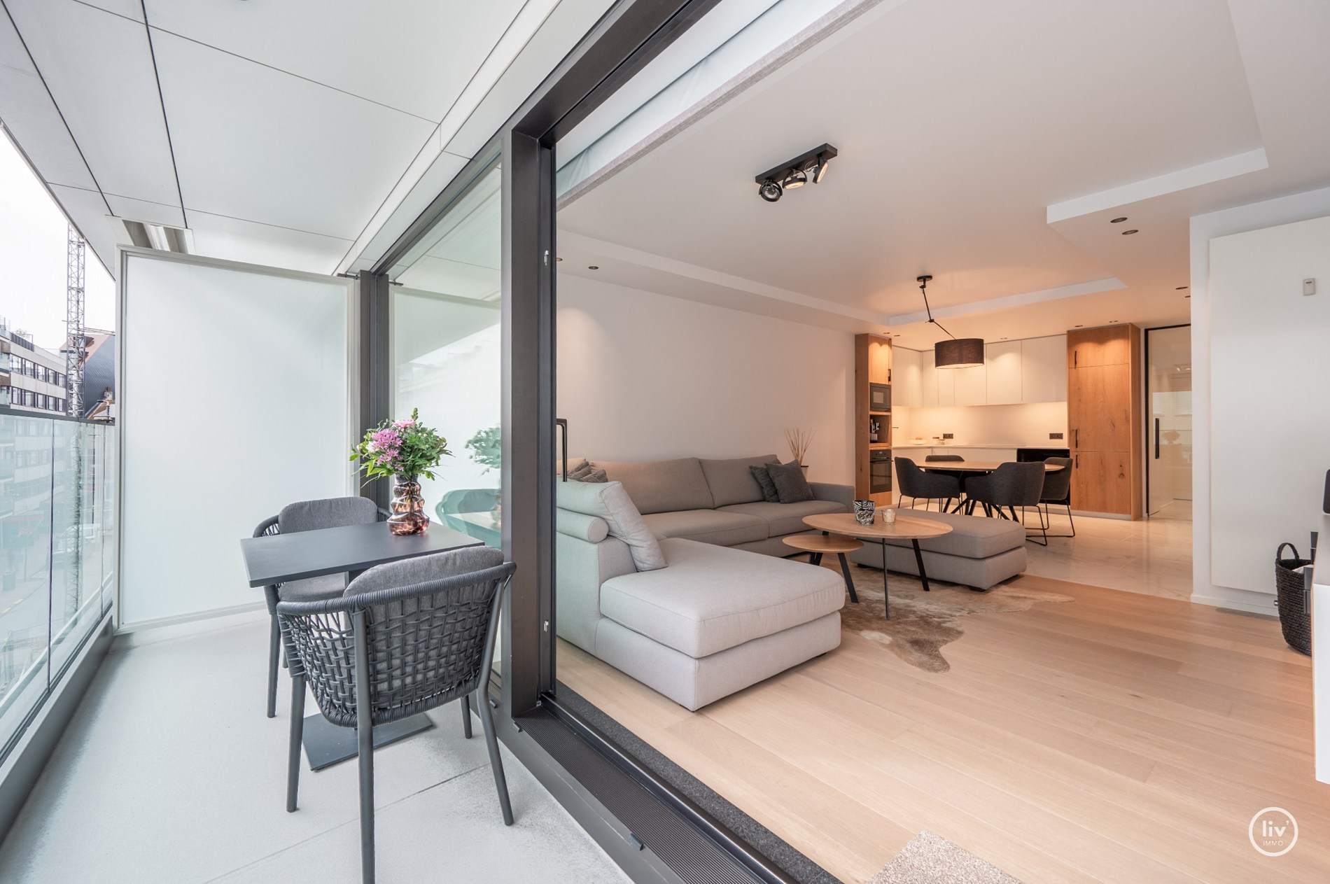 Prachtig gerenoveerd appartement met mooi zonneterras gelegen op de Kustlaan te Knokke. 