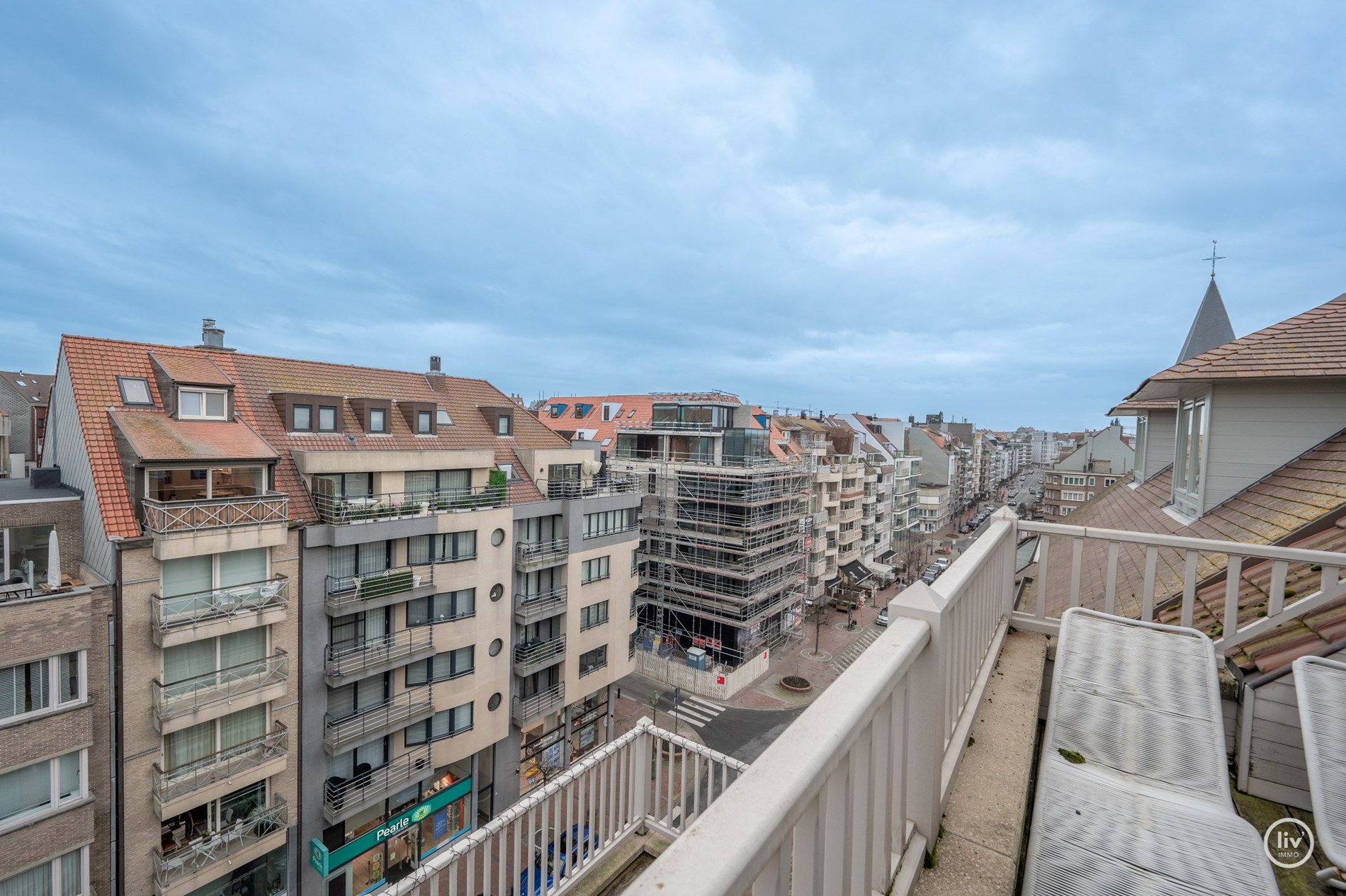 Prachtig gerenoveerd duplexappartement, ideaal gelegen vlakbij de Heilig Hartkerk in het hart van Knokke. 