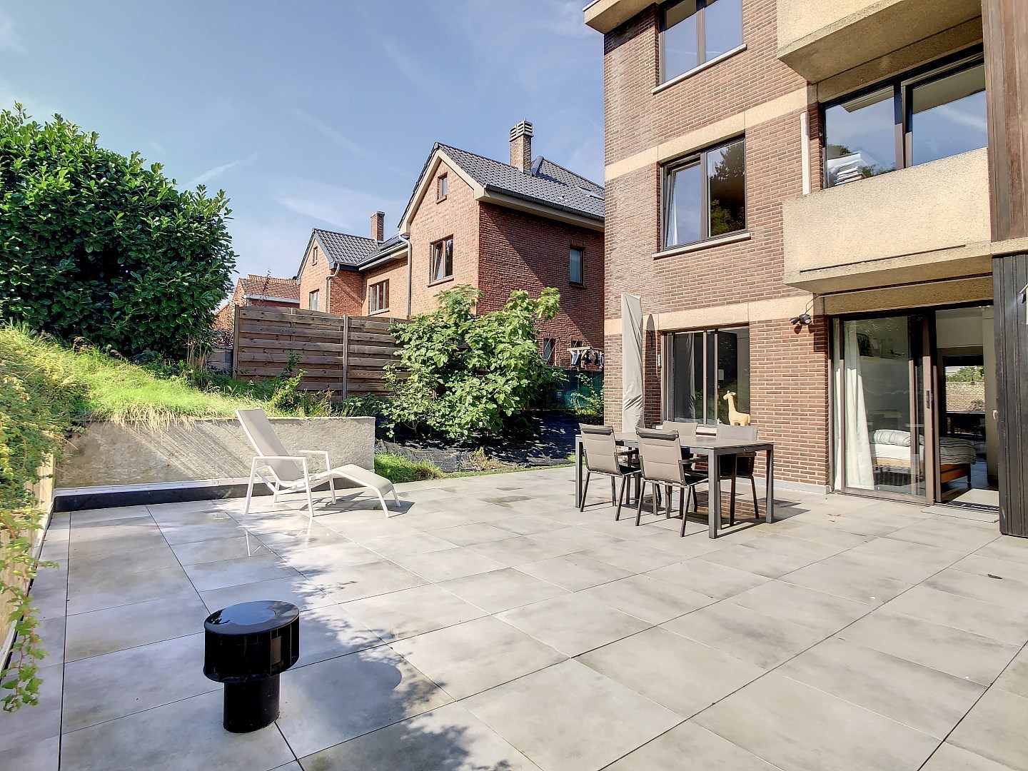 Goed gelegen gerenoveerd appartement met twee ruime slaapkamers, terras (25 m²) en garagebox - bewoonbare oppervlakte 73 m² 