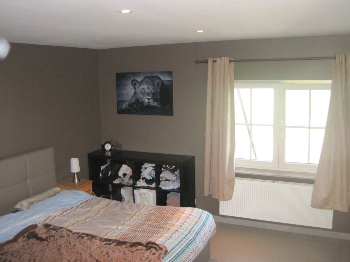 Degelijke woning met terras, tuintje én inpandige garage. 