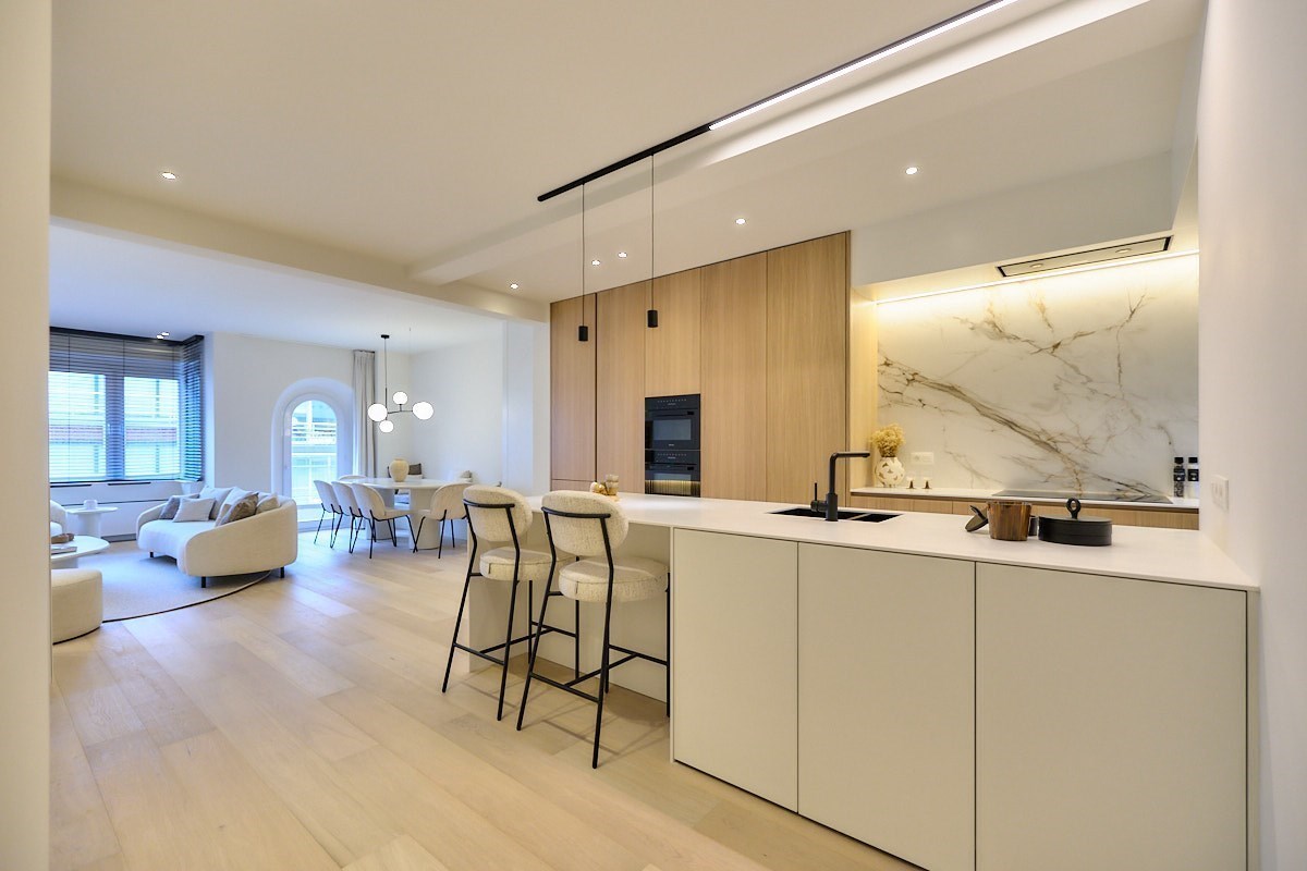Appartement entièrement rénové avec 4 chambres, situé au centre de Knokke, près de l'avenue Dumortier, avec vue latérale sur la mer. 