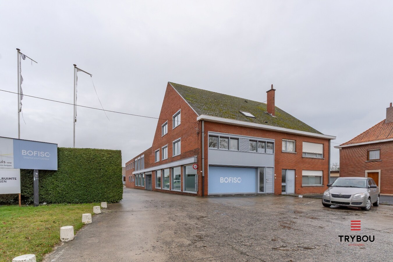 Groot kantoorgebouw op toplocatie te Ieper 