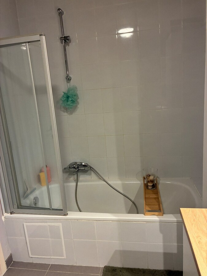 Ruim 2 slaapkamer appartement mét garage 