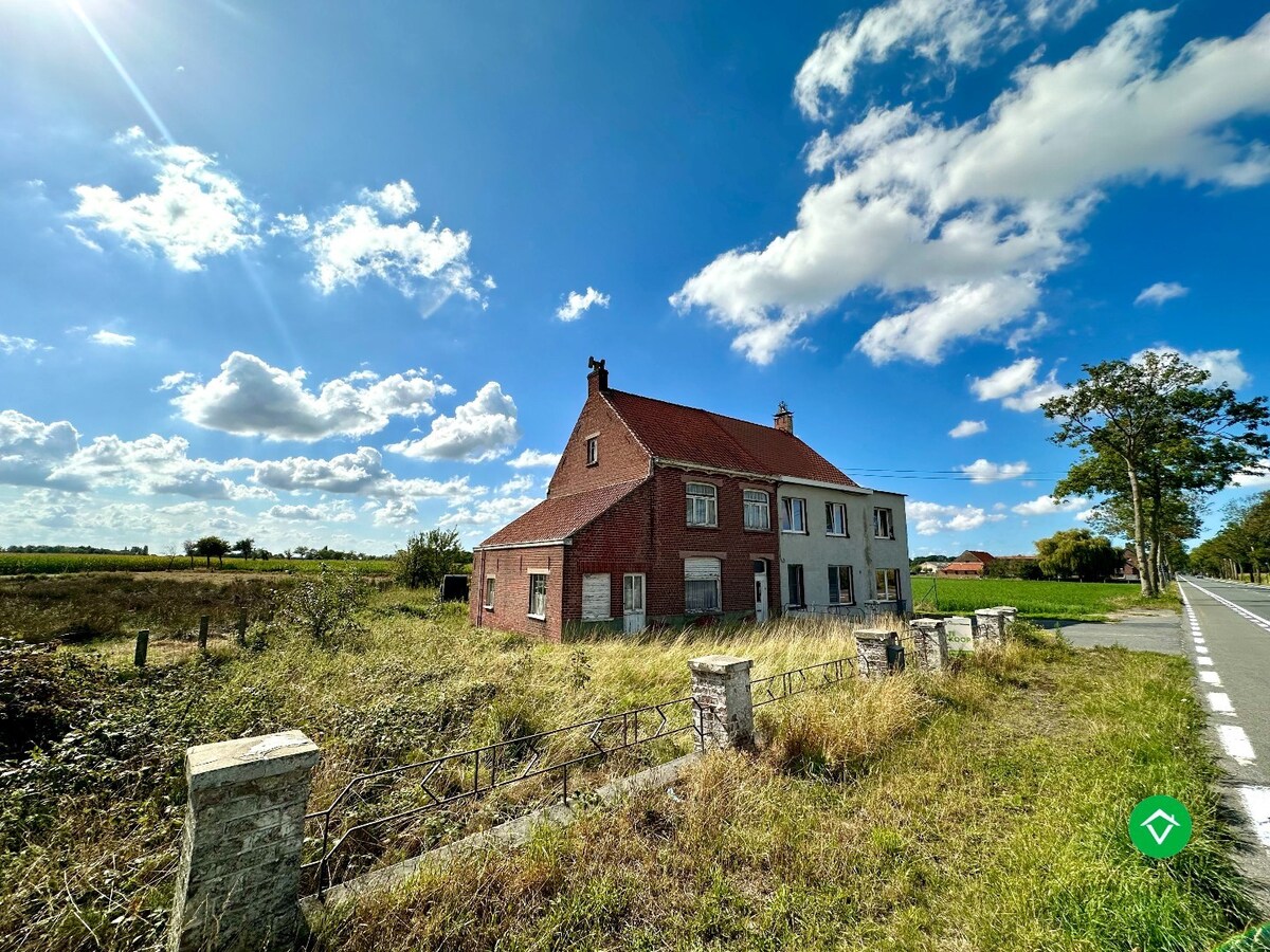 Te renoveren of te slopen woning op ruim perceel van 854 m² in Ichtegem - ideale opportuniteit voor wie wil bouwen of renoveren in een landelijke omgeving. 