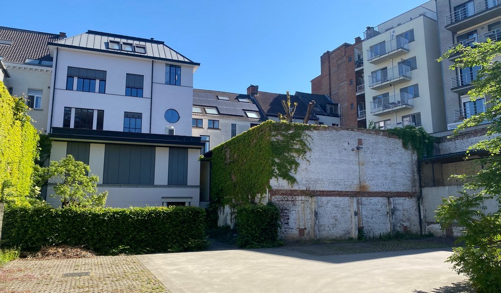 Gemeubelde kantoren in statig herenhuis aan R40 in Gent