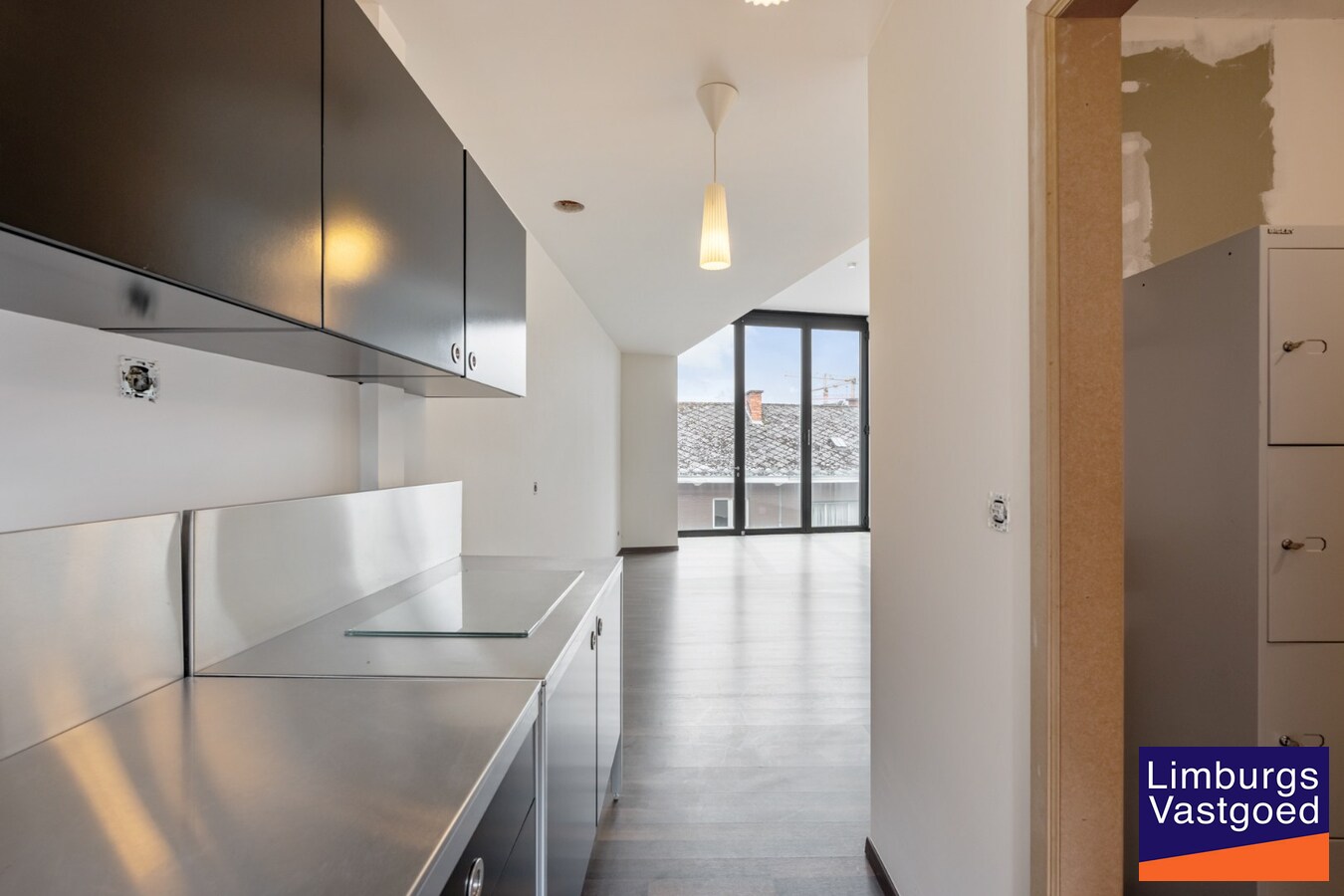 Handelspand, 150m², met 1-slaapkamerappartement op topligging in het centrum 
