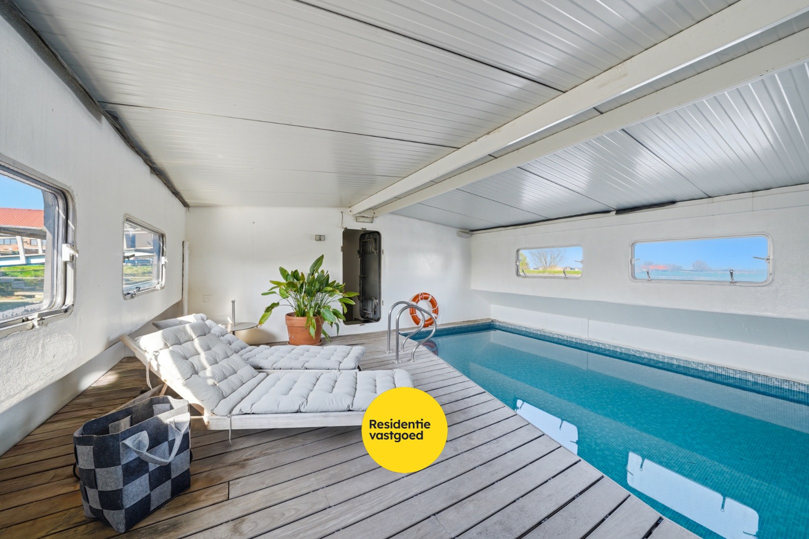 Unieke woonboot met B&amp;B en vergunde ligplaats in Plassendale 