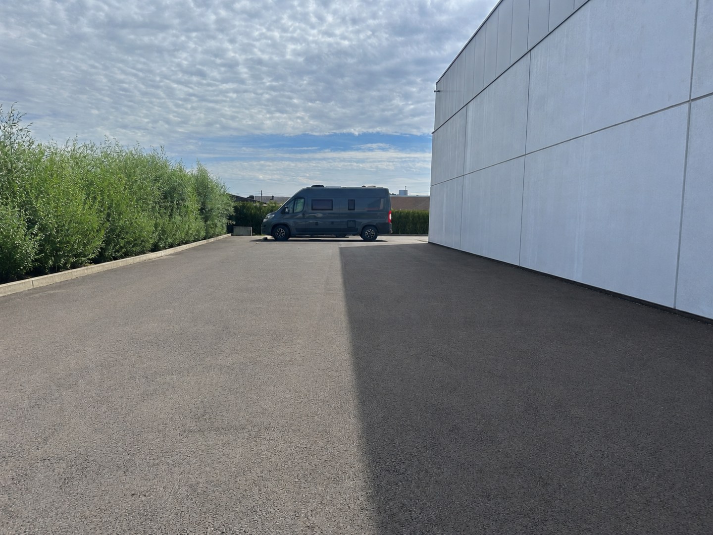 Prachtige kantoorruimte, 275 m², met private parking, gunstig gelegen te Torhout. 
