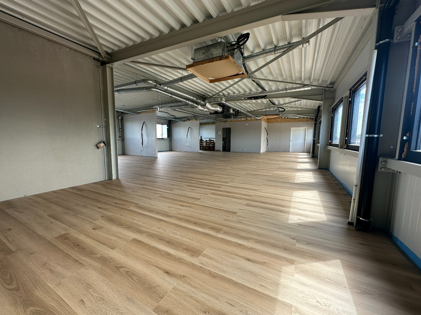 Prachtige kantoorruimte, 275 m², met private parking, gunstig gelegen te Torhout. 