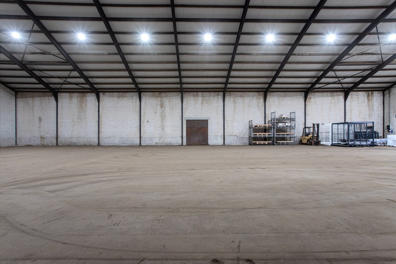 Te huur: “Opslag/overslaghal met buiten terrein”  aan de Rijt 31 te Luyksgestel, voorheen van KLG met buitenterrein. 