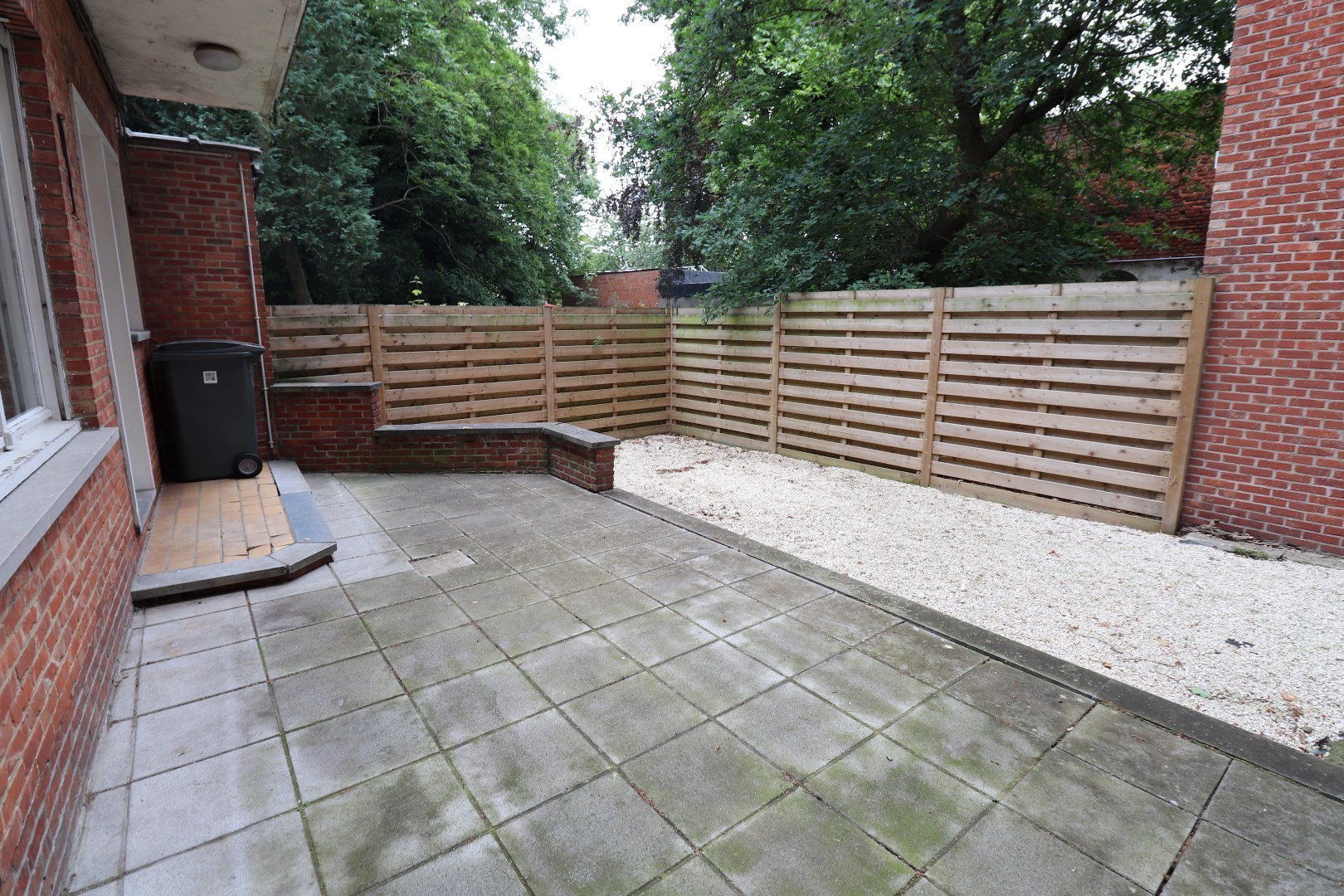 Ruim handelspand (+/- 400m²) te huur gelegen op TOPLOCATIE in Geel! 