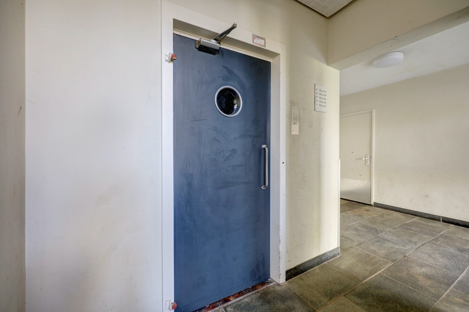 4-kamer appartement op de 1e verdieping, met 2 balkons, berging in de onderbouw en gelegen op eigen grond! 