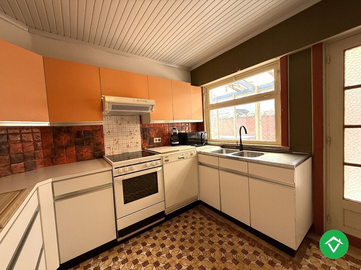 Charmante woning met twee slaapkamers, diepe tuin en ruime garage 