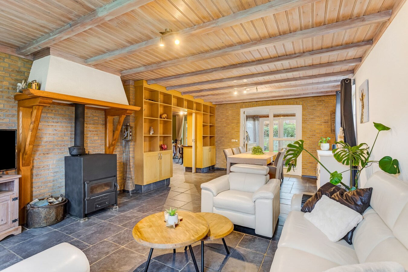 Vrijstaande woning met inpandige garage gelegen op een perceel van 784 m2 te Arendonk. 