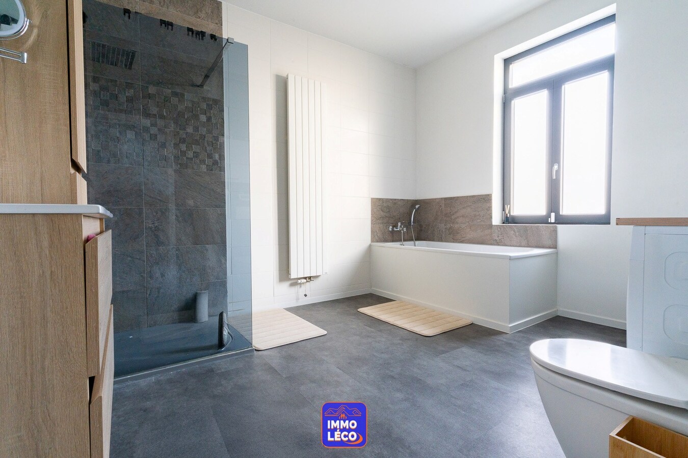 Maison entièrement rénovée avec beaux volumes, terrasse et jardin. 