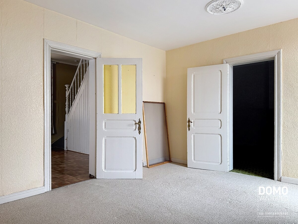 Karaktervolle woning met tal van mogelijkheden en voorzien van paardenstallingen 