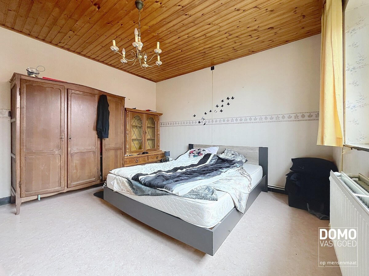 VOLLEDIG TE RENOVEREN WONING MET TWEE SLAAPKAMERS, INPANDIGE GARAGE OP EEN PERCEEL VAN 5A35CA IN SINT-TRUIDEN 