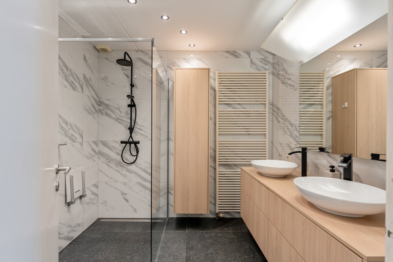 Zeer ruime, goed afgewerkte woning met diverse mogelijkheden nabij het centrum van Maaseik! 