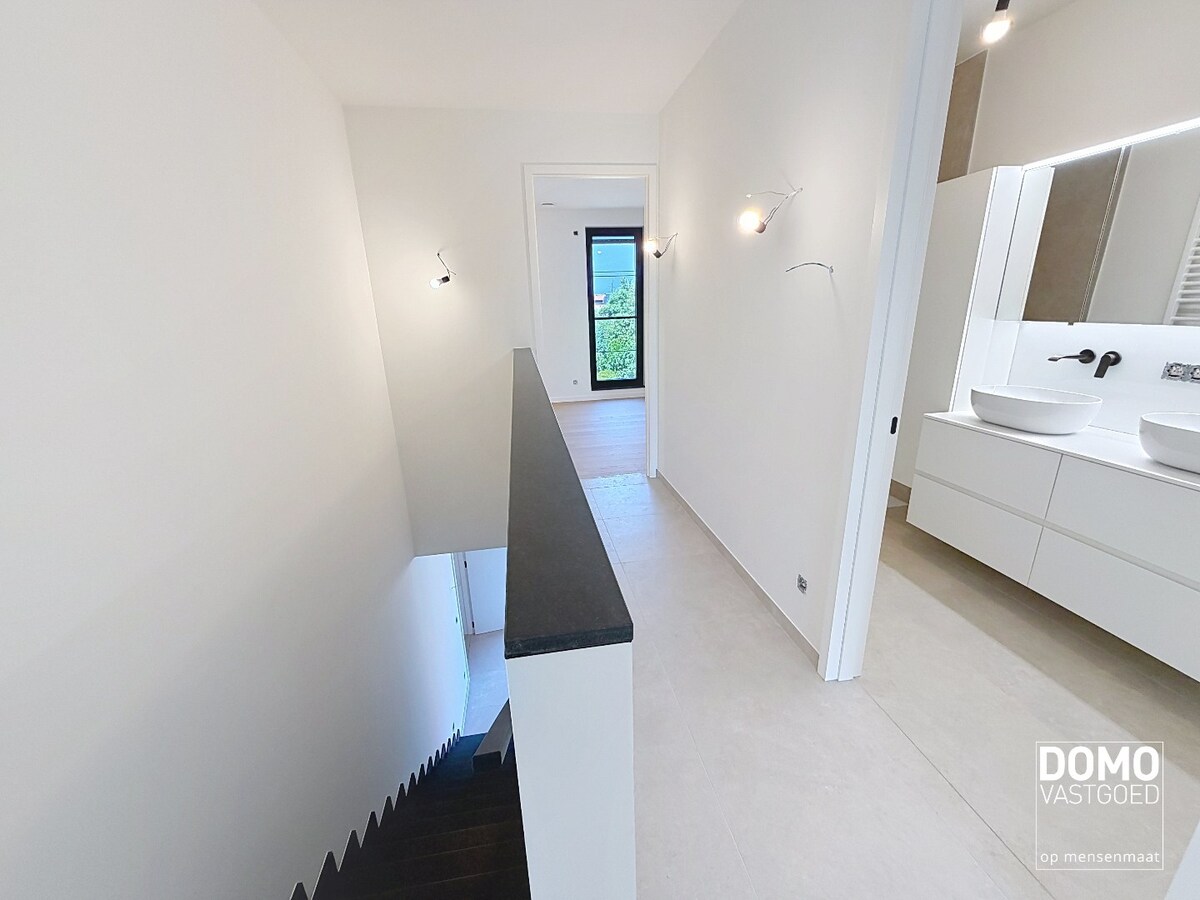 HOOGWAARDIG AFGEWERKT APPARTEMENT VAN 122,50 M² MET 2 SLAAPKAMERS, RUIM TERRAS EN PARKEERPLAATS TE CENTRUM TUILT 