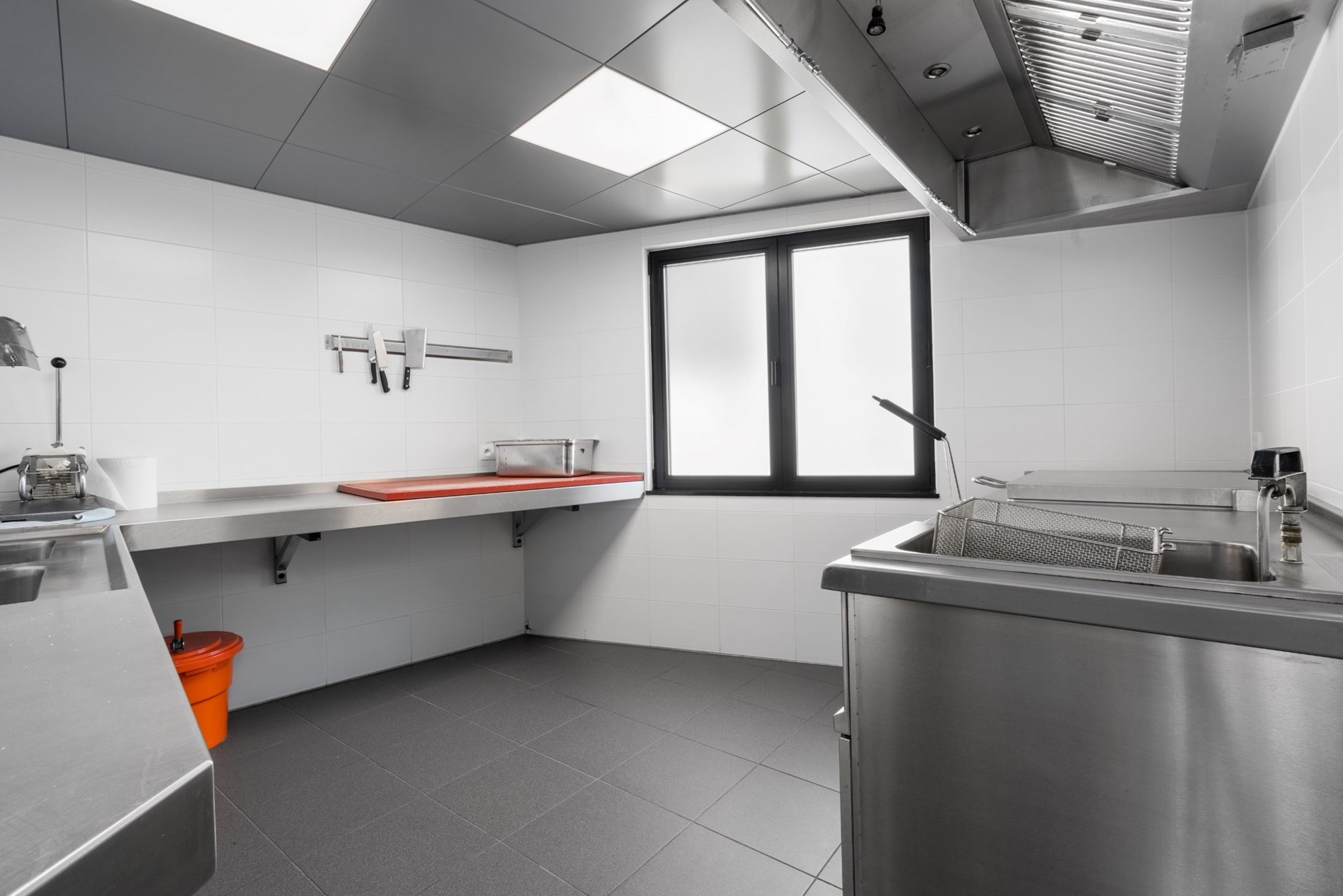 Magnifique local commercial fini (°2015), aménagé en restaurant équipé de toutes les technologies récentes et en excellent état, situé au centre de Knokke, à proximité de l'avenue Lippens et du marché 