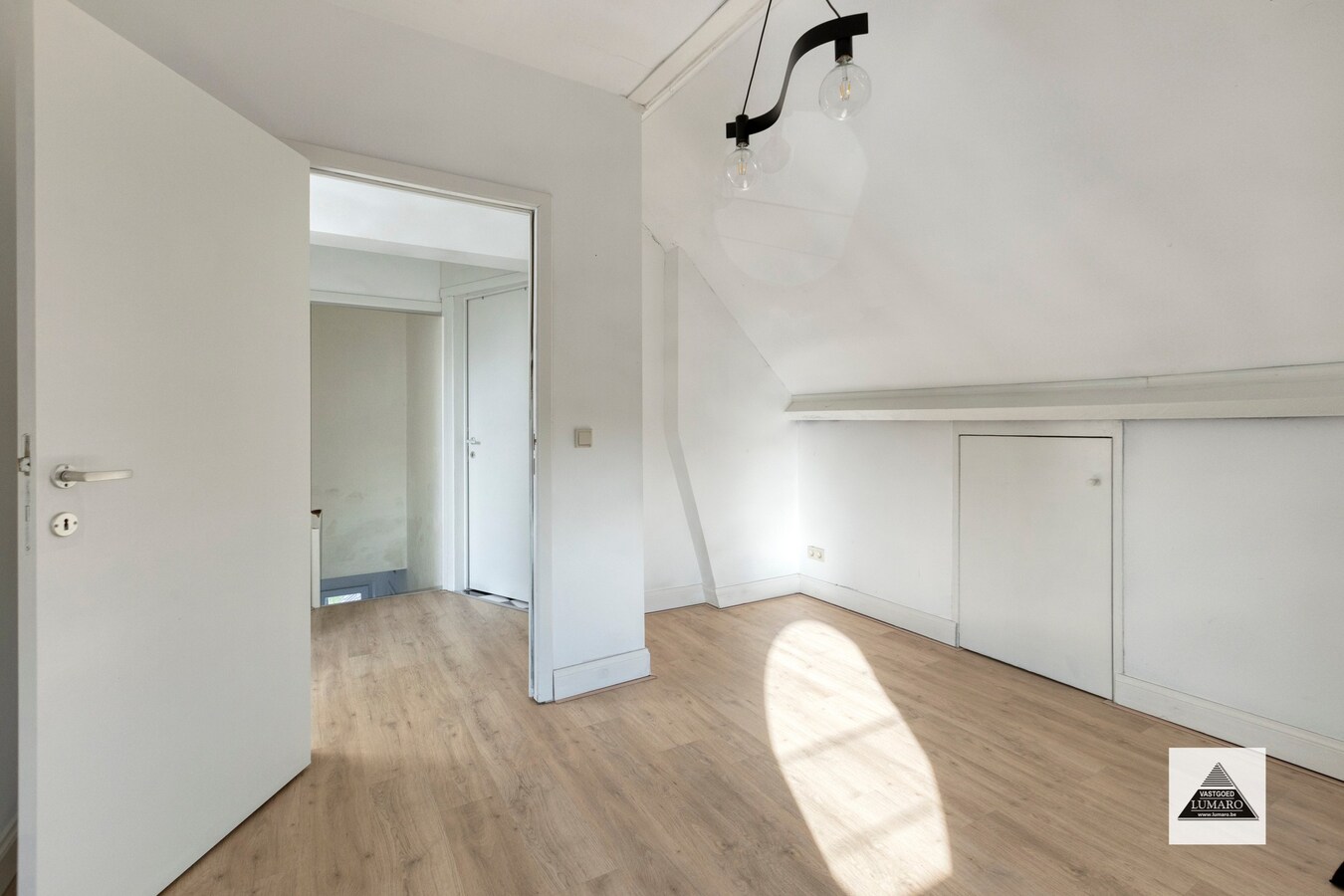 Vernieuwd duplex app. met 3 slaapkamers, terras, parking 