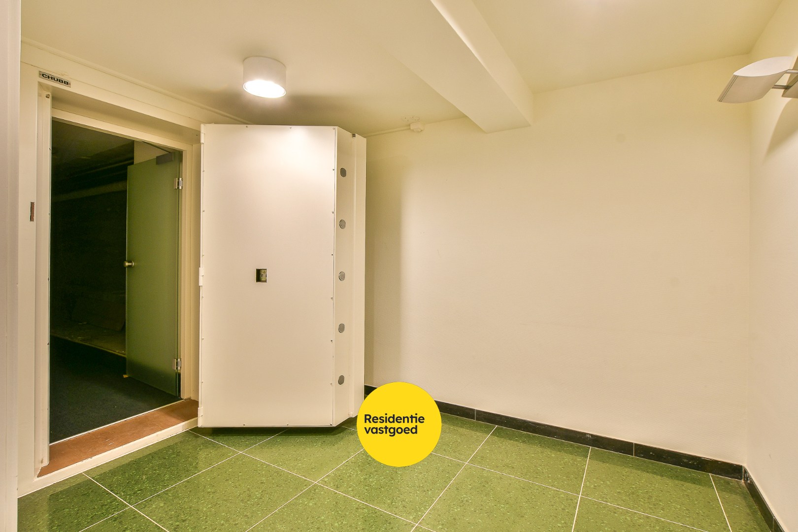 Uniek handelspand (voormalig bankkantoor) met veel mogelijkheden in centrum De Haan 