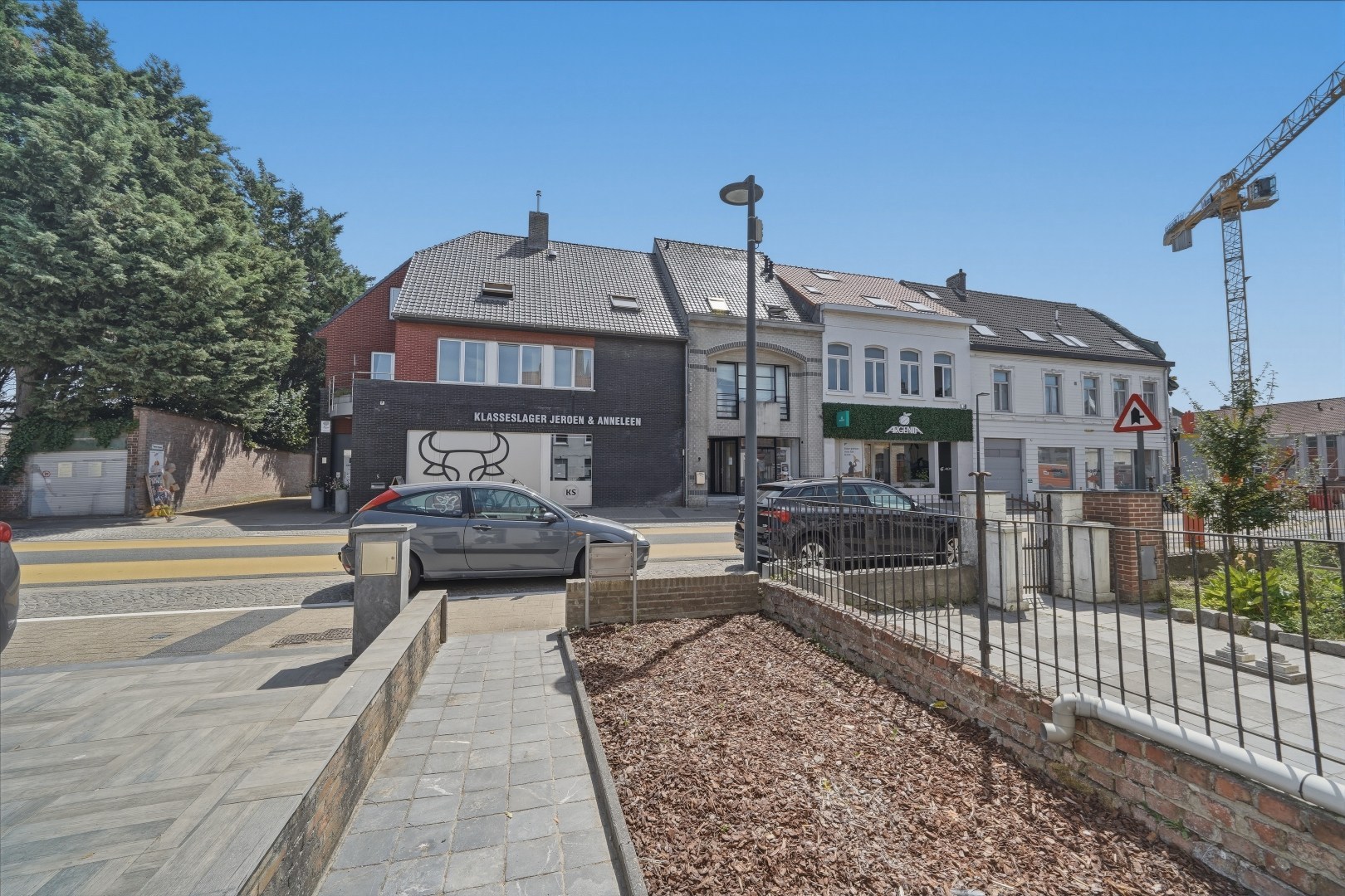 Charmante starterswoning met voor- én achtertuin in het centrum van Oudenburg 
