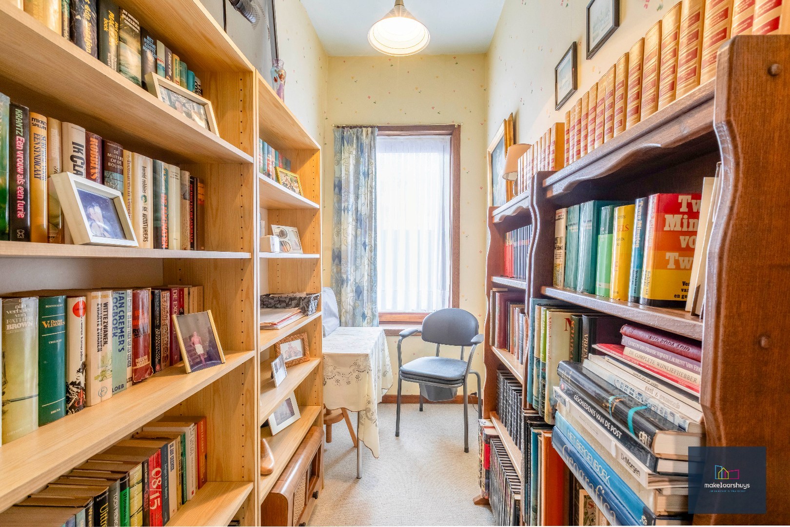 Verzorgde halfopen bebouwing met grote tuin en carport 