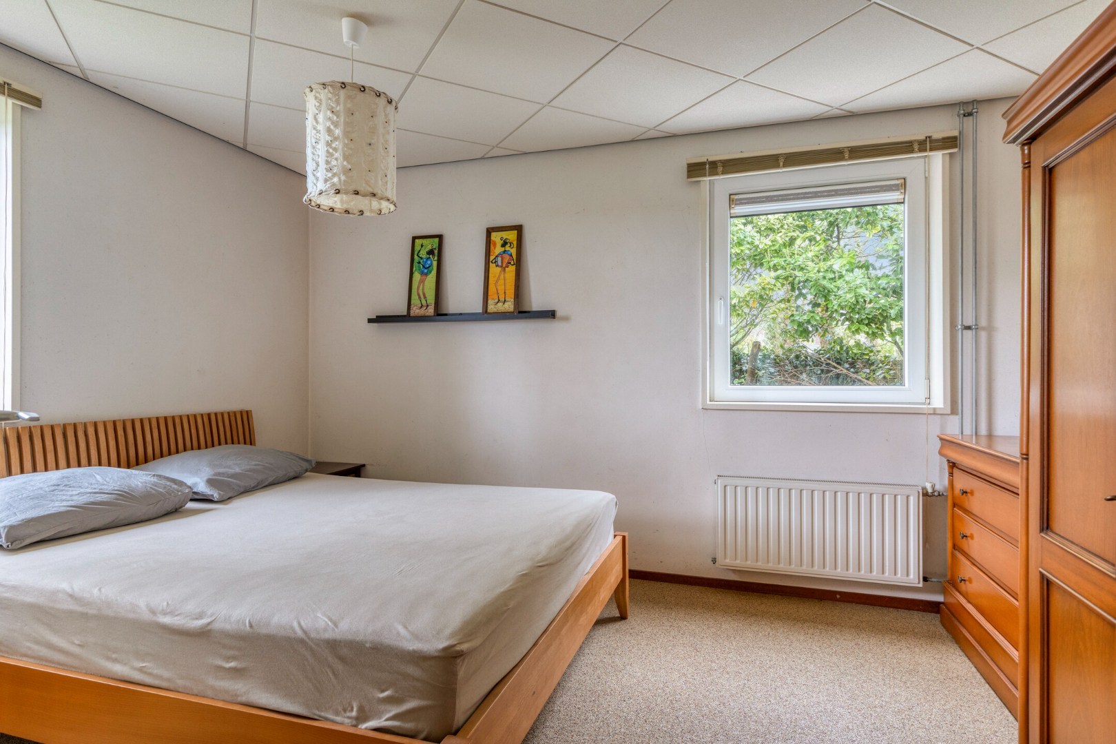 T.A. Makelaardij biedt aan: Populierenlaan 2 te Kamperland. Op loopafstand (ca. 200m.) van het Veerse Meer staat deze rustig gelegen vrijstaande woning op een royaal perceel (860m2) aan een doodlopend 