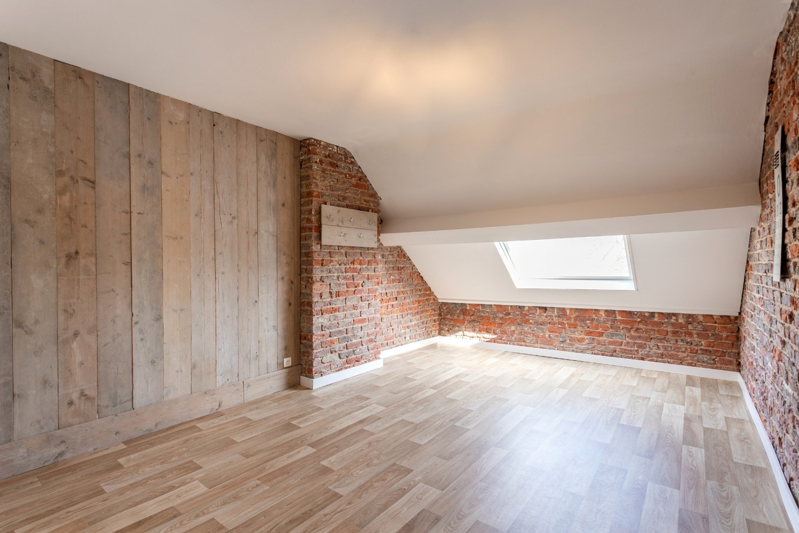 Handelshuis met woongedeelte, garage en tuin 