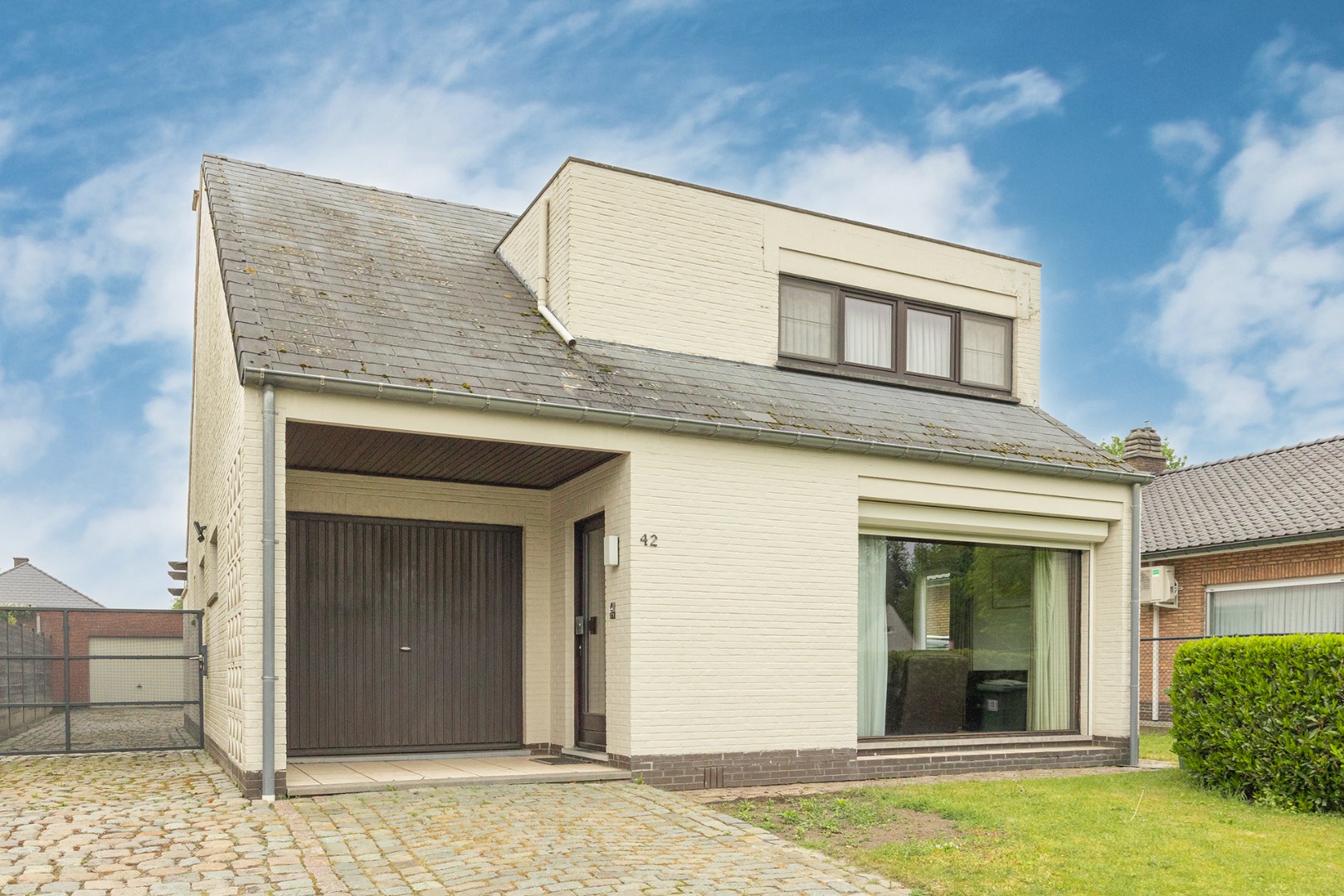 Open bebouwing met tuin en garage 