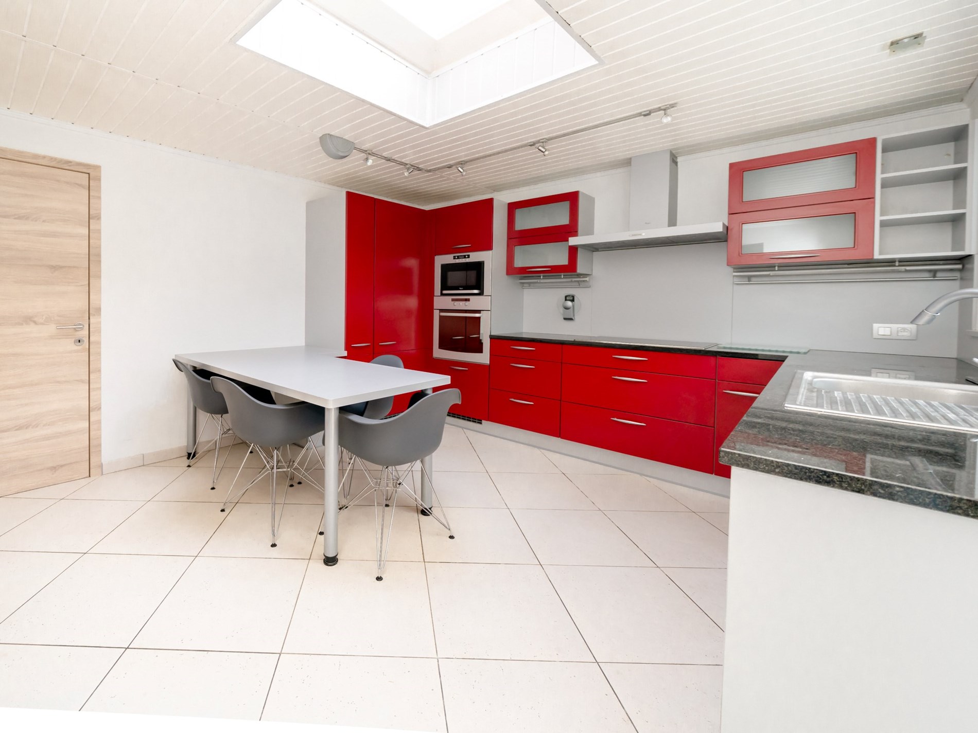 Gerenoveerde 3-gevelwoning met 3 kamers, garage en tuin 