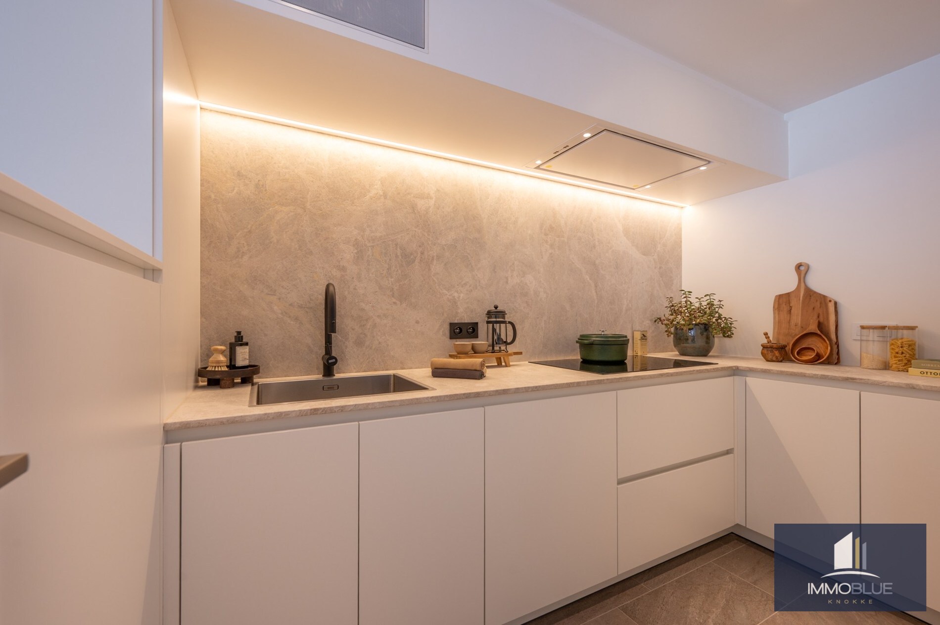 Stijlvol en volledig gerenoveerd appartement op wandelafstand van zee en het commerciële centrum. 