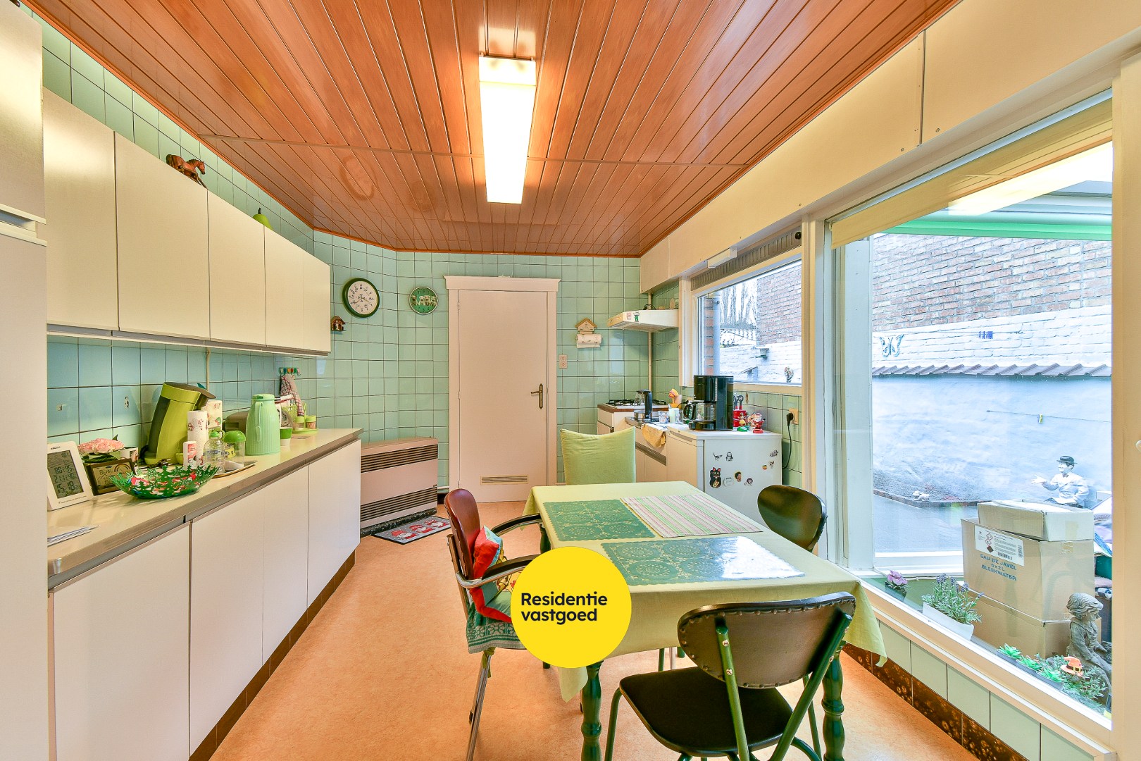 Te renoveren gezinswoning met drie slaapkamers en zongerichte tuin 