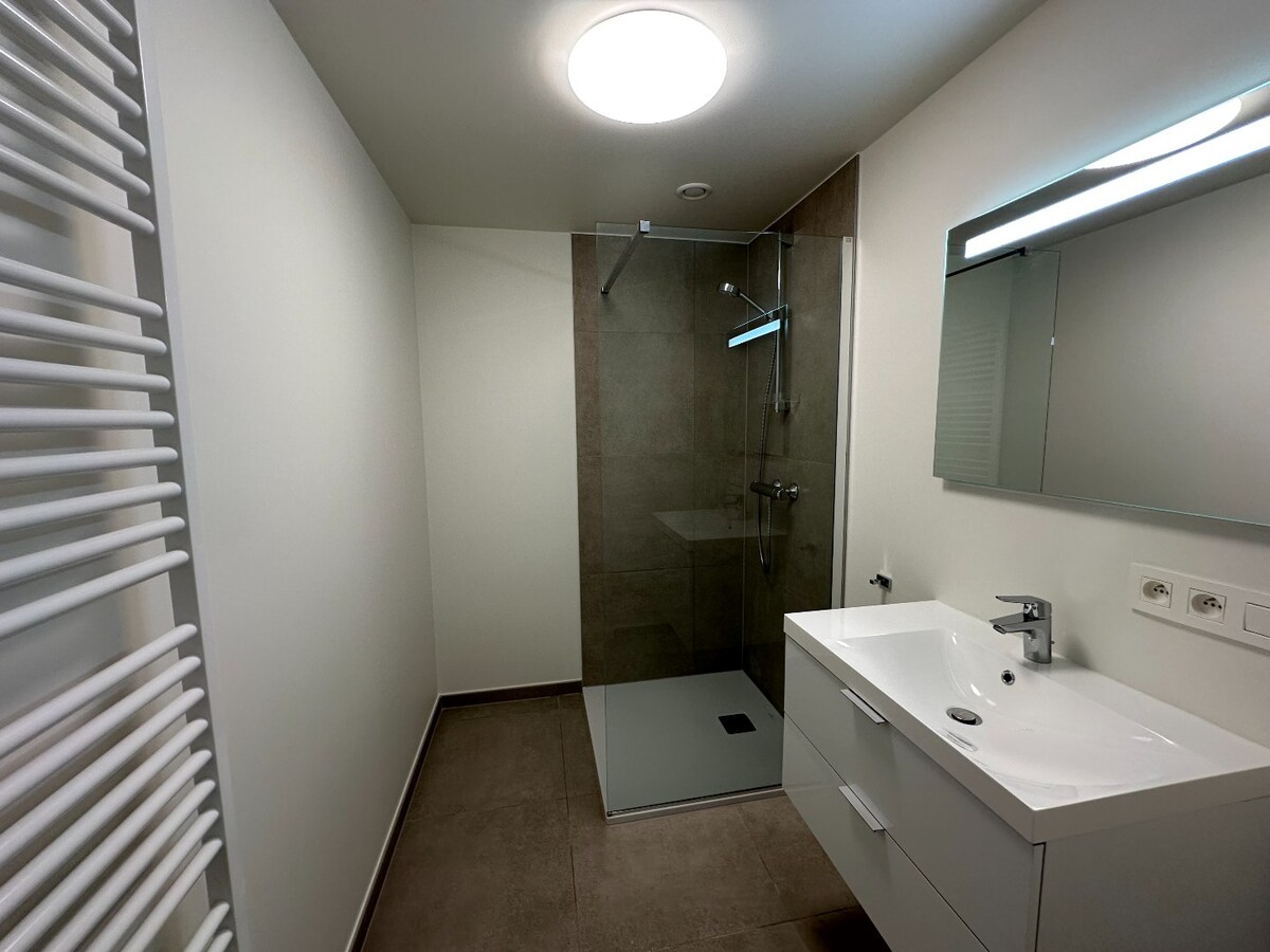 Prachtig nieuwbouwappartement op de vierde verdieping, pal in het centrum van Roeselare 