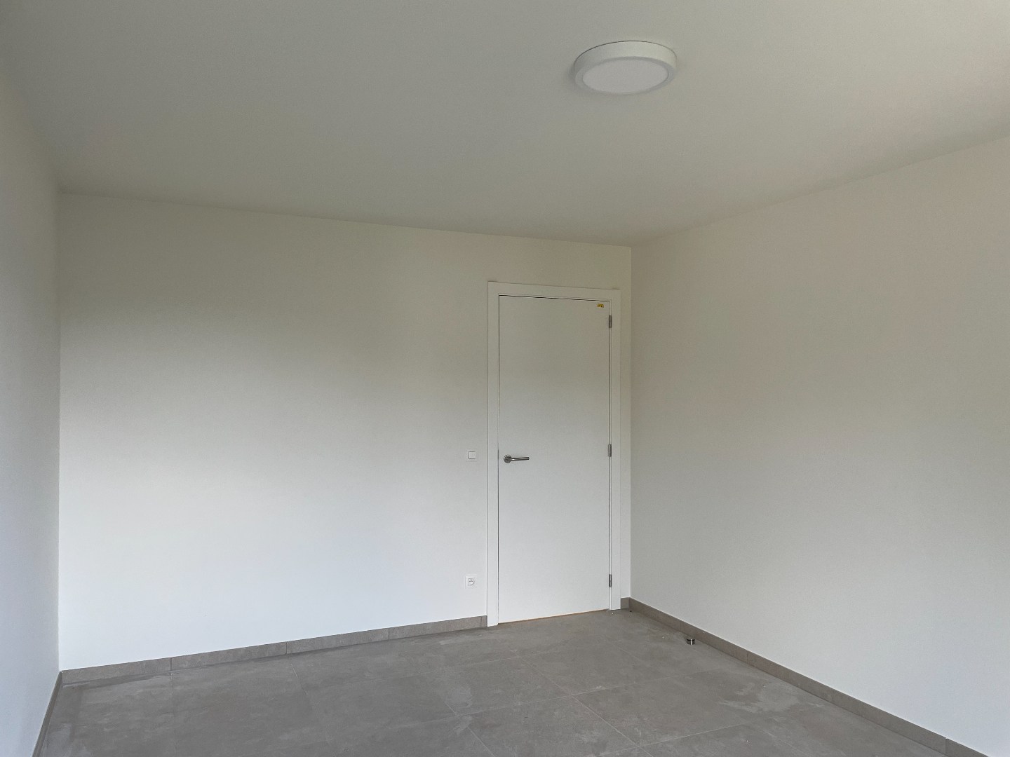 Zeer ruime moderne halfopen nieuwbouwwoning met tuin/terras en garage 