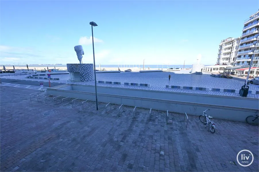 Spacieux appartement avec 3 chambres sur la digue à Knokke, bénéficiant d'une vue agréable sur la mer.