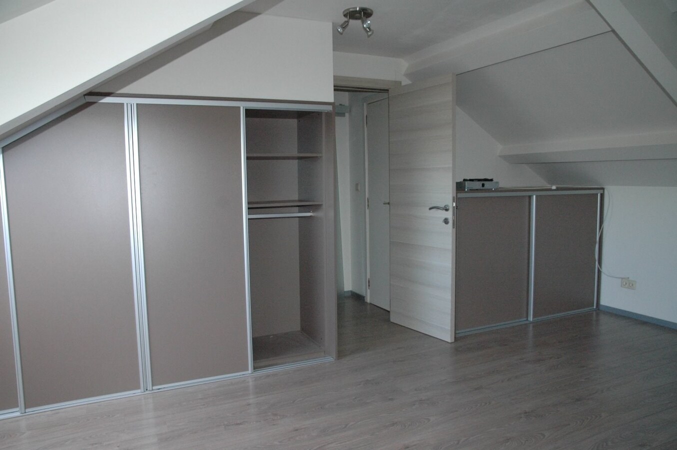 Degelijke gezinswoning met achterliggende loods/garage. 