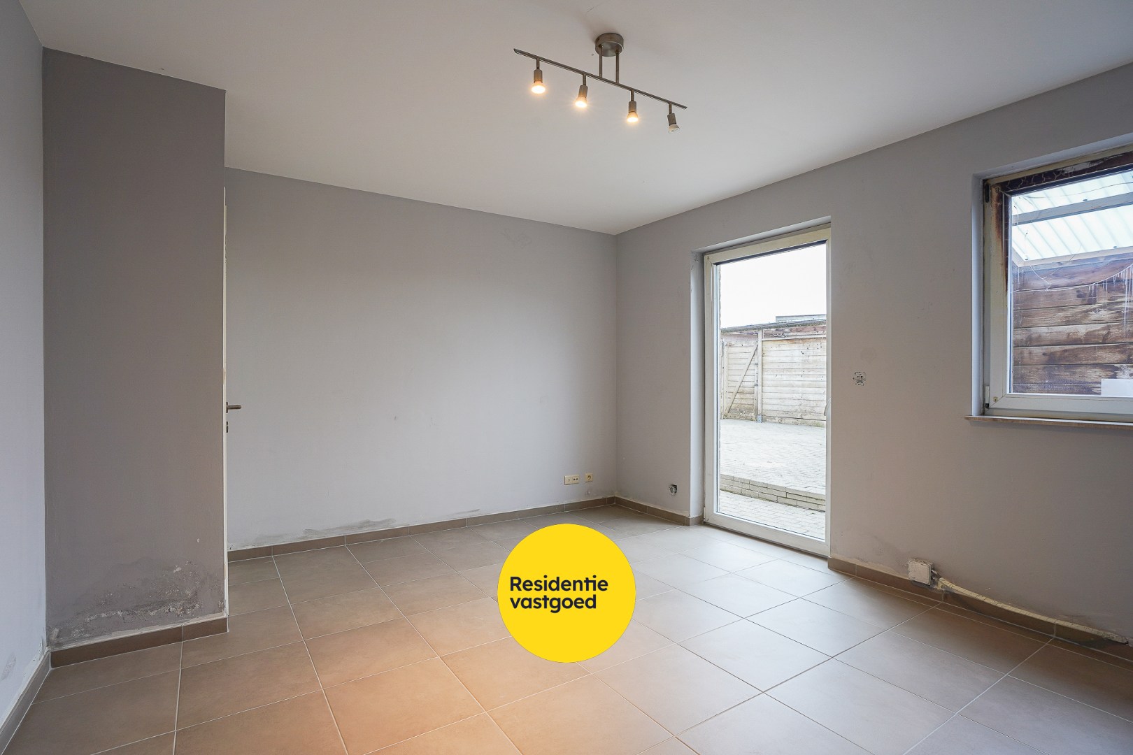 Gelijkvloers appartement inclusief garage, carport en staanplaats nabij het centrum van Ichtegem 