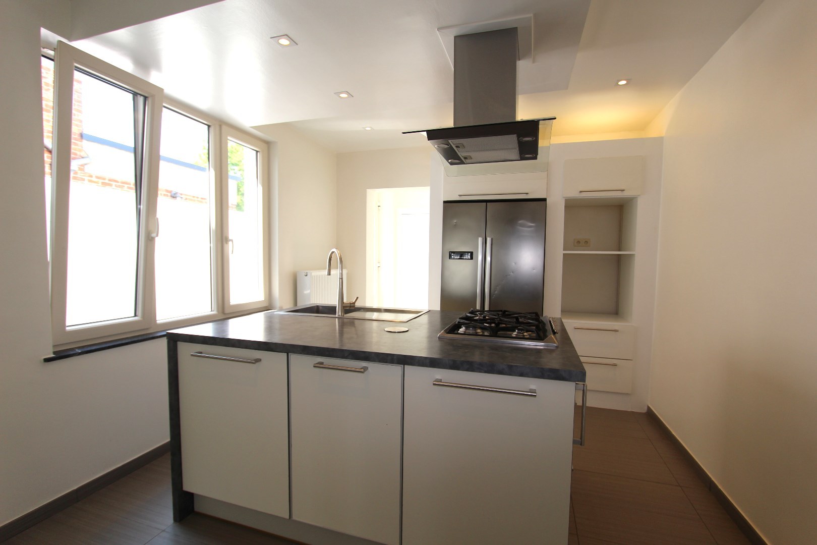 MOOI VERNIEUWDE WONING MET TUIN 