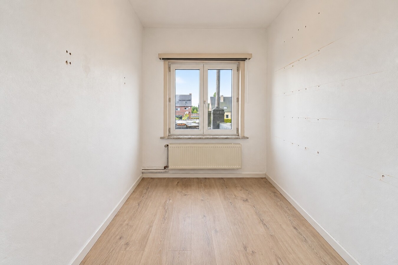 Te koop: Rustig gelegen halfopen bebouwing met 4 slaapkamers, 4 garages en ruime tuin in Sint-Niklaas 
