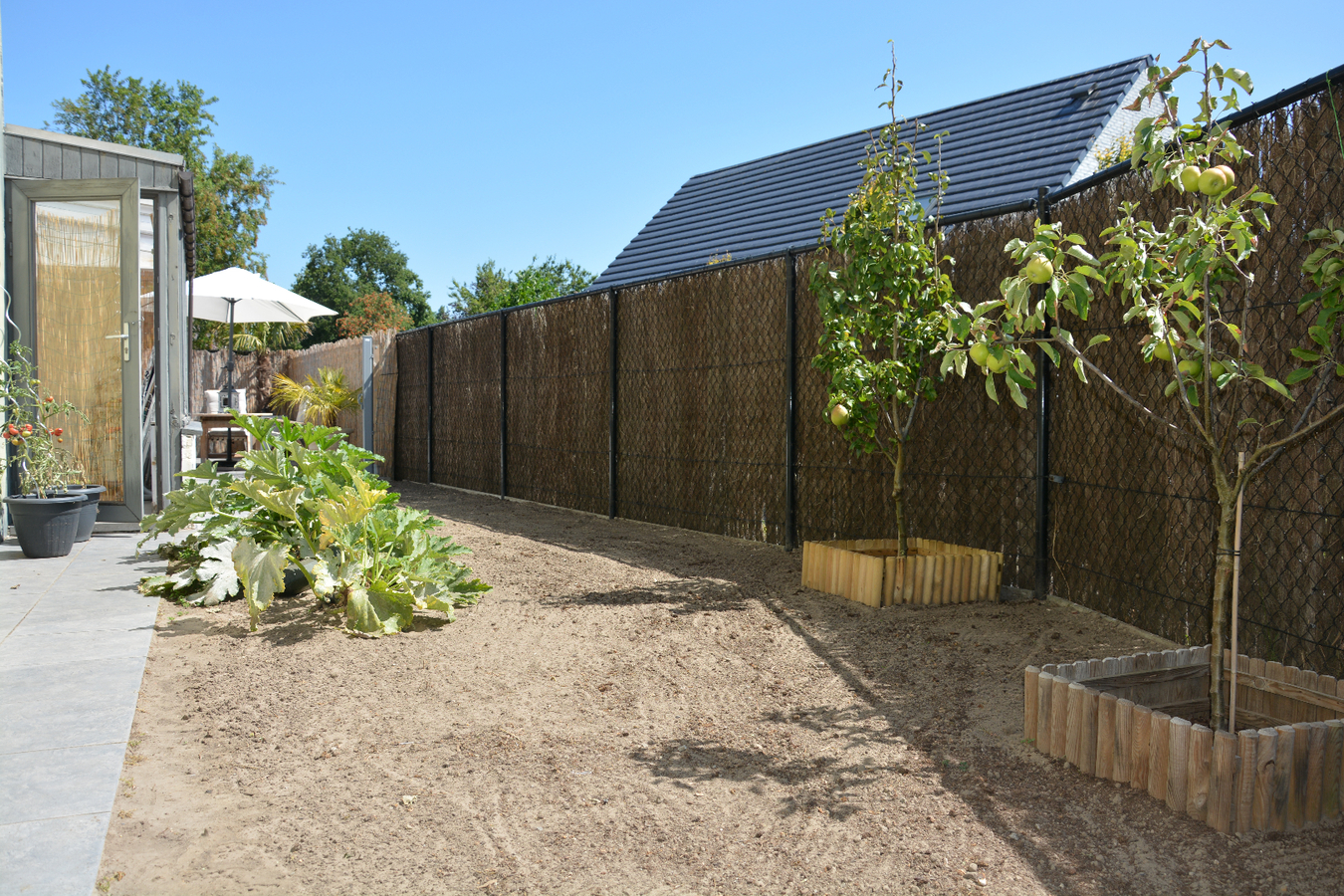 Goed gelegen hoekwoning met gezellige tuin en garage 