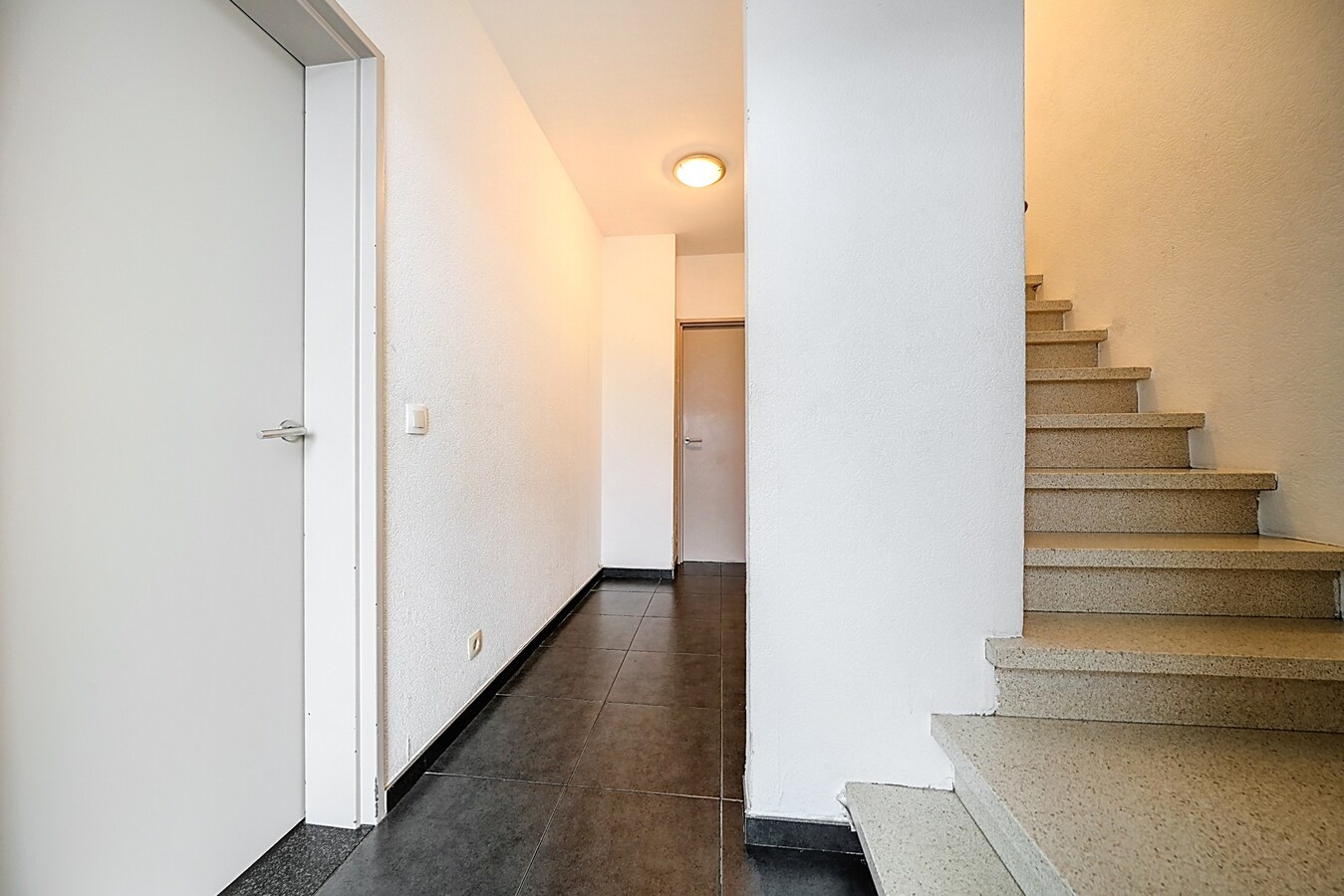 Woning met 3 (4) kamers, terras, tuintje, garage. 