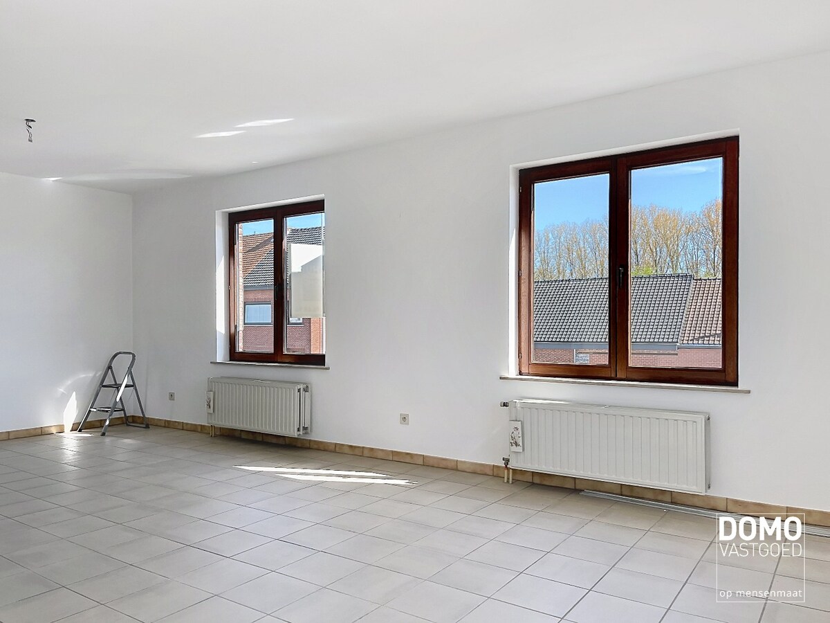 LICHTRIJK APPARTEMENT MET 2 SLAAPKAMERS EN GARAGEBOX 