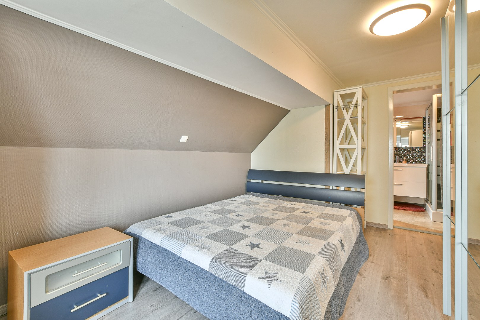 Ruime woning met veel mogelijkheden, carport en 2 parkeerplaatsen - vlakbij centrum &amp; zee! 