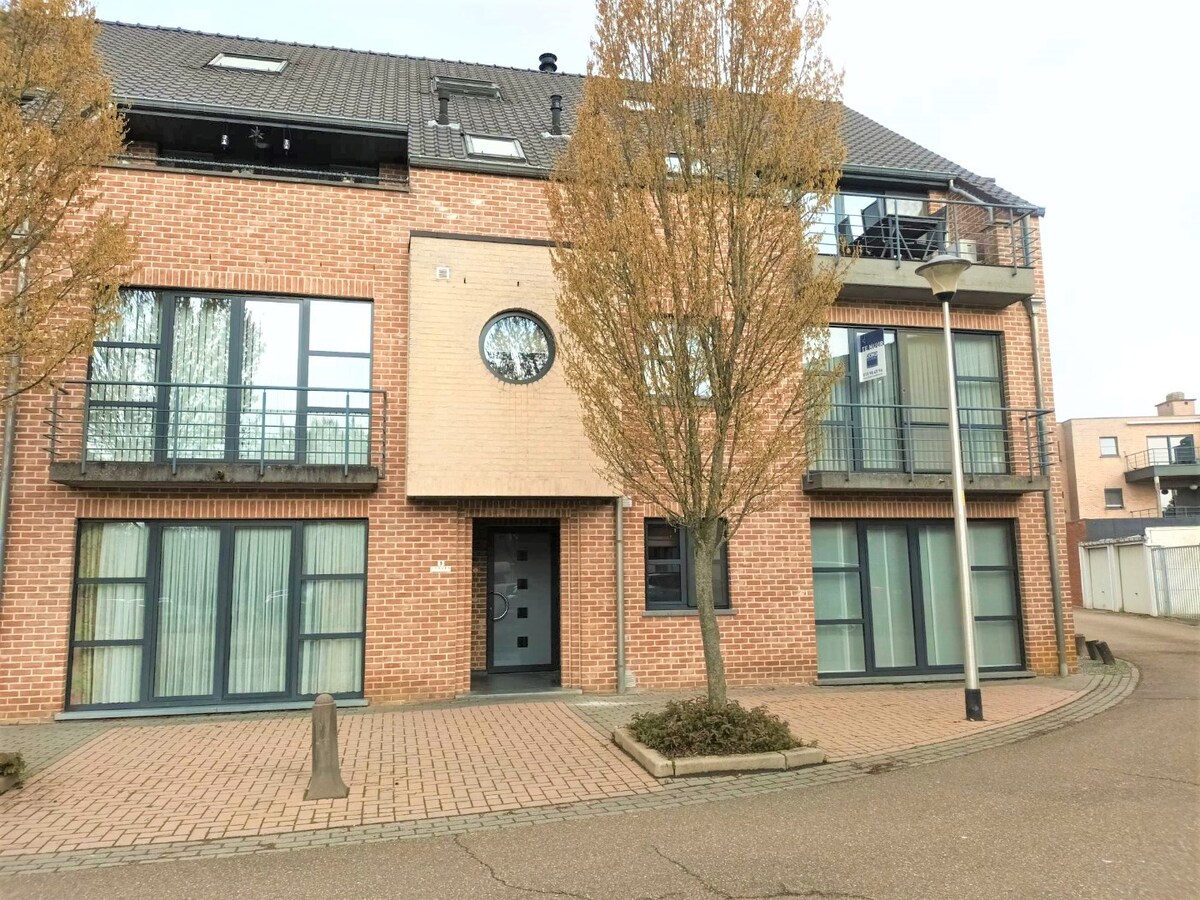 IN OPTIE - Gunstig gelegen appartement met 2 slaapkamers, gelegen in het centrum van Heusden-Zolder. 