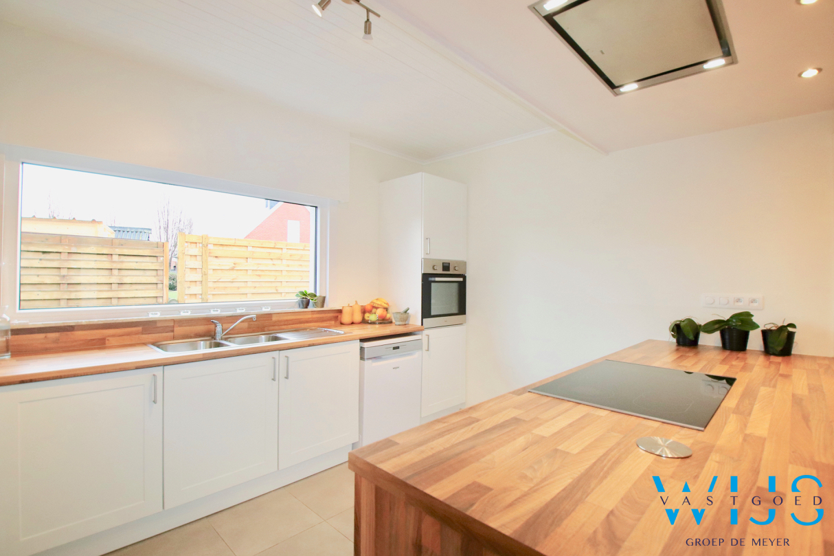 TOTAAL Gerenoveerde bungalow op een TOPlocatie in ERTVELDE ! 